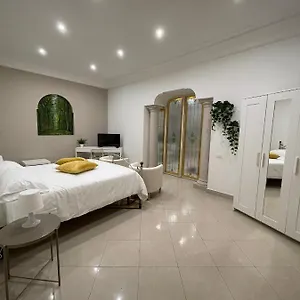 napule-naples-80134.hotels-amalfi.com/
